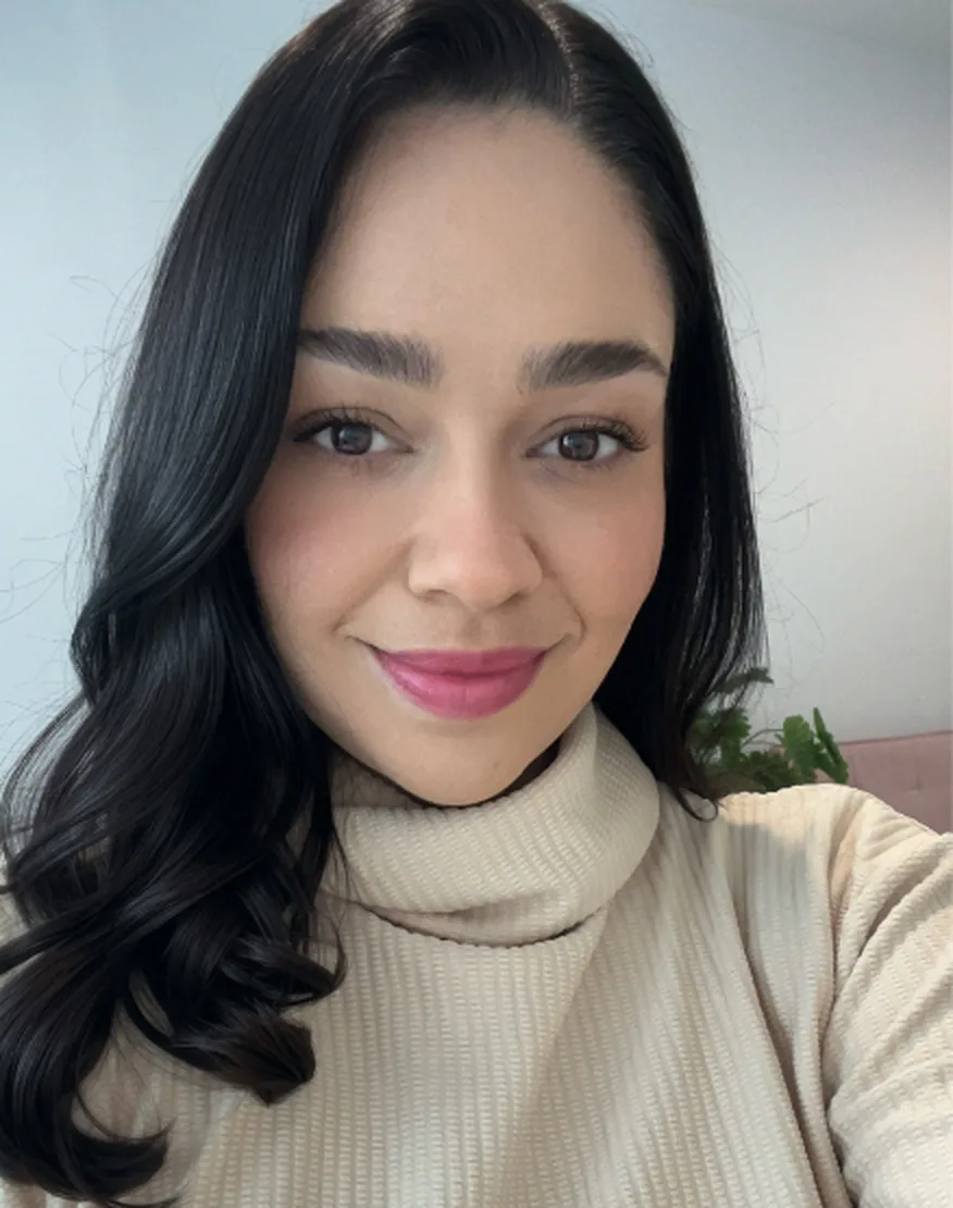 Olho com sobrancelha e cílios após lash lifting, trabalho do Studio Carla Mingotti